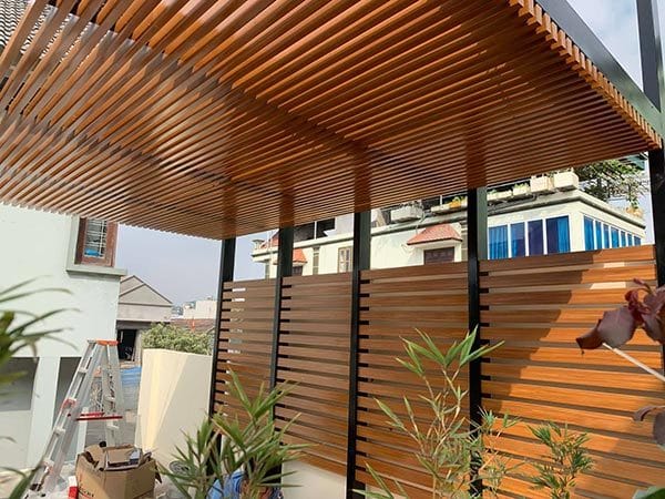 Go-nhua-ngoai-troi-tran-ban-cong-lo-gia-17